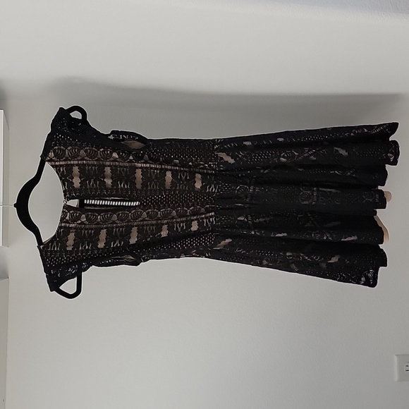 City Triangles - Medium Black lace Dress - Picture 6 of 12